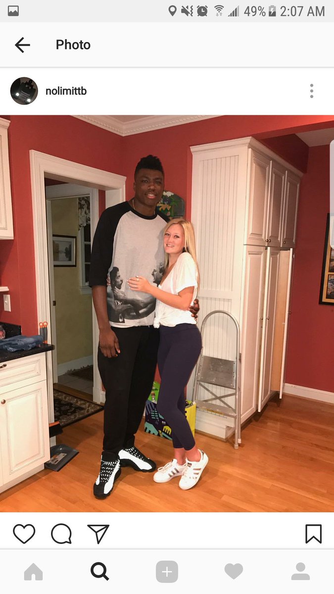 ReySongz's tweet photo. When Thomas Bryant and Julius Randle meet for the first time in training camp. https://t.co/VYd1uQIoHL