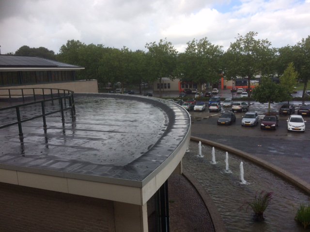 De regen kan voor wateroverlast zorgen. Meestal loopt het na een paar uur weg. Blijft het liggen? Meld dit via bit.ly/2h85Jpc
