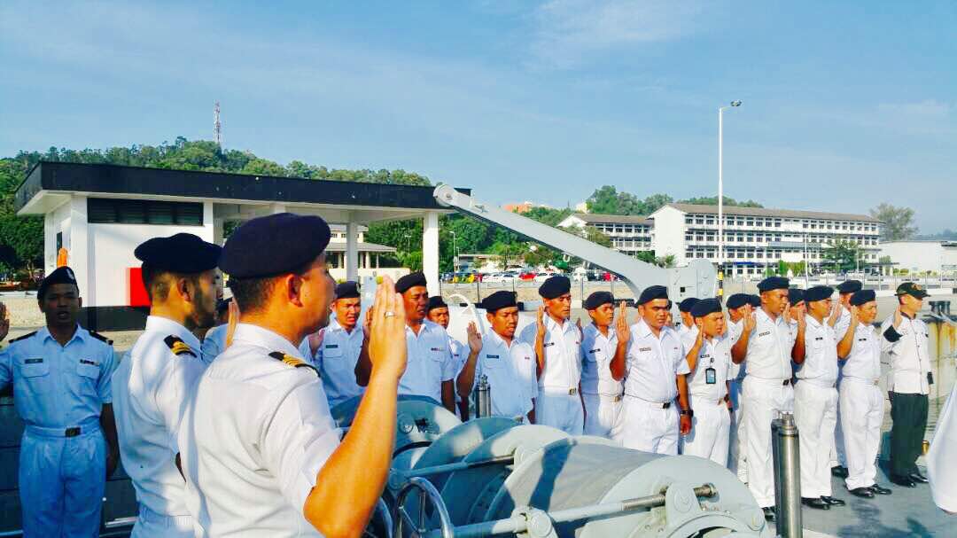 KDMAHAMIRU's tweet photo. Ikrar Bebas Rasuah oleh warga @KDMAHAMIRU
#NavyPeople
#AntiRasuah
#Kebanggaan
@mykamarul @roslan1531 @tldm_rasmi @HqDmw @SPRMMalaysia https://t.co/Nhf0W56Zqx
