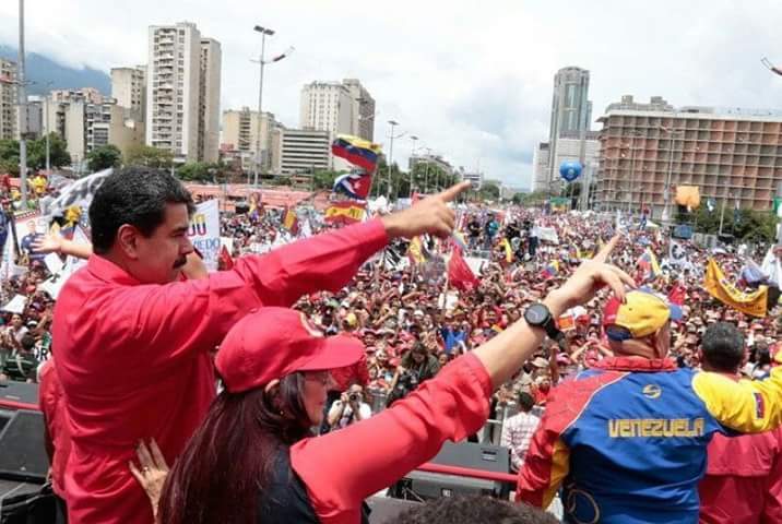 clap_esperanza's tweet image. Cierre de campaña  con nuestro comandante Nicolás maduro y el pueblo diciendo si a la constituyente
