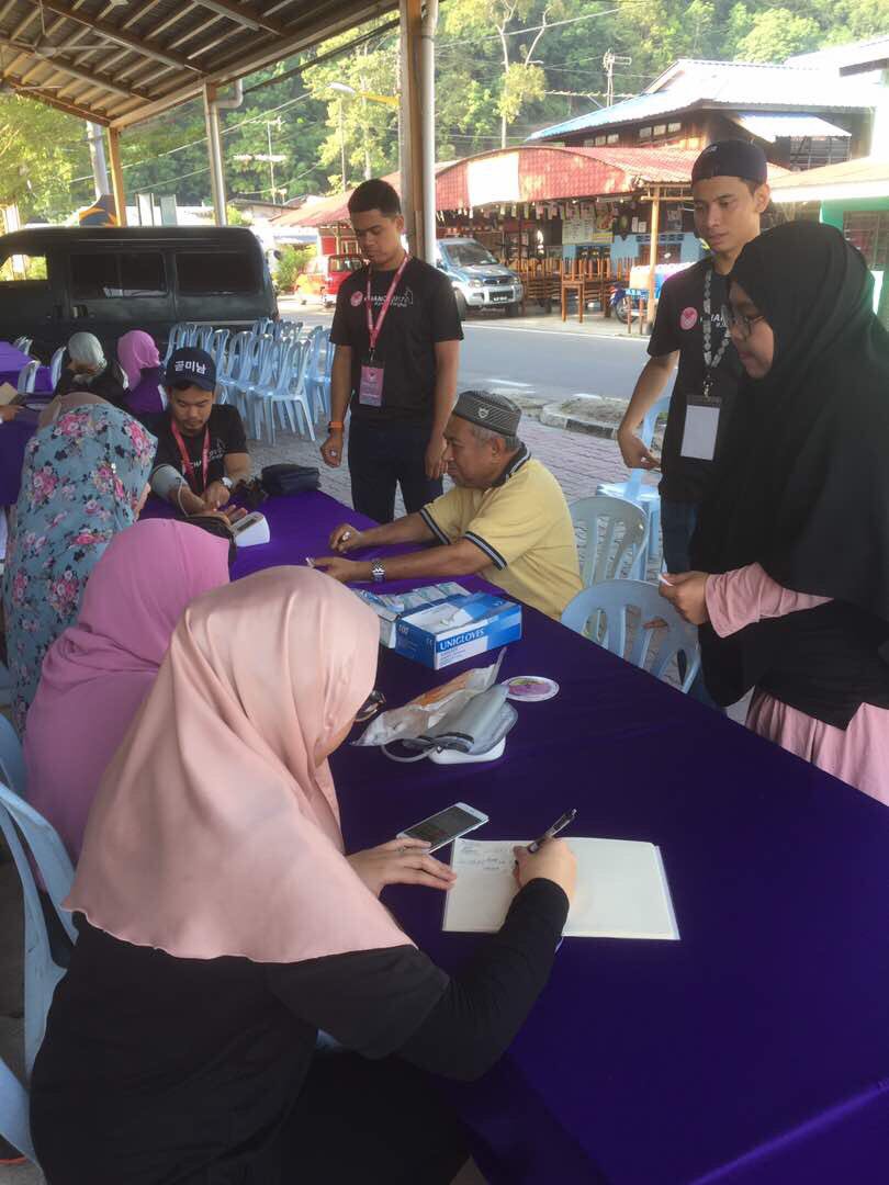 MyBPLN's tweet photo. Peserta-peserta #JelajahPangkor2017 menjalankan aktiviti merewang & pemeriksaan kesihatan percuma kpd masyarakat di Kg Teluk Kecil. #BPLN https://t.co/E3AzXKM5Tj