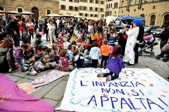 infanzial's tweet photo. Dall'album dei ricordi de L'infanzia non si appalta:pic nic di protesta sotto Palazzo Vecchio #linfanzianonsiappalta https://t.co/avbKf8Cdxw