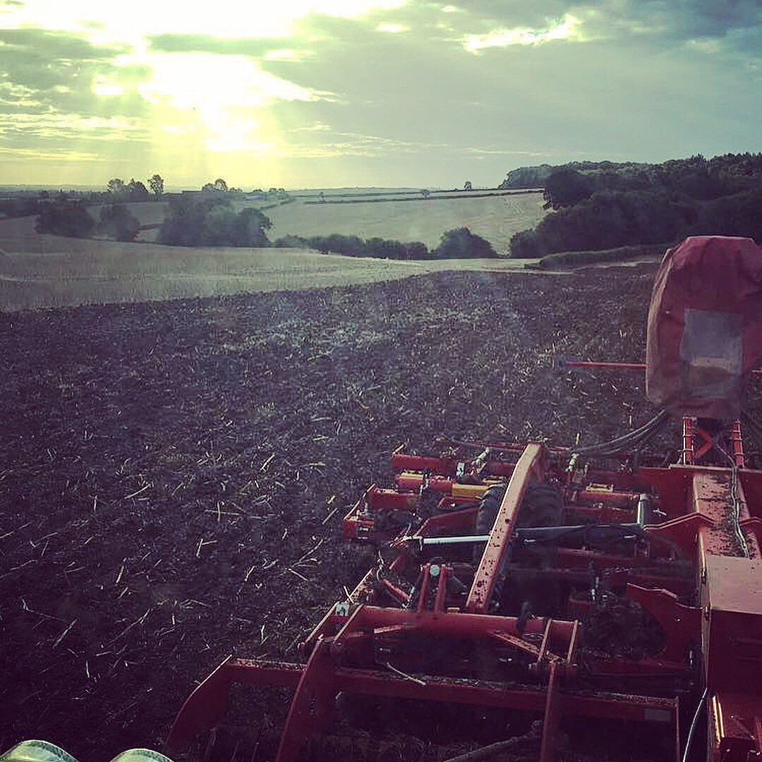 What a grand morning to be out early.🤗 #fendt1050  #väderstad  #topdown #cultivations #beattherain