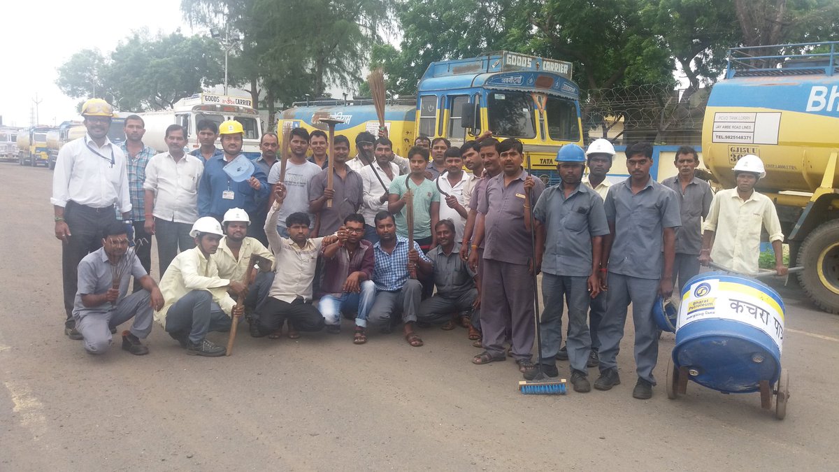 BPCRetailHazira's tweet photo. Swatchha Bharat Activity at Hazira Depot. https://t.co/BnWCZaHomo