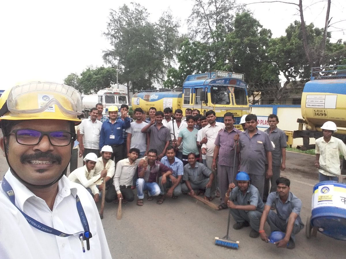 BPCRetailHazira's tweet photo. Swatchha Bharat Activity at Hazira Depot. https://t.co/BnWCZaHomo