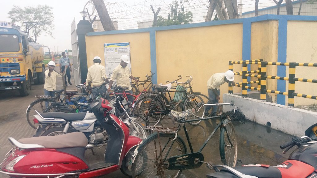 BPCRetailHazira's tweet photo. Swatchha Bharat Activity at Hazira Depot. @BPCRetailHazira @BPCLRETAILSURAT  @BPCLRetail https://t.co/NnI5nip8KB