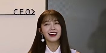macturijatweets's tweet photo. Yep, that's who the sign points to. #CEOEUNJI #APINK #PINKPANDA #JUNGEUNJI #APINKFIVE https://t.co/0gFdQPMLkC