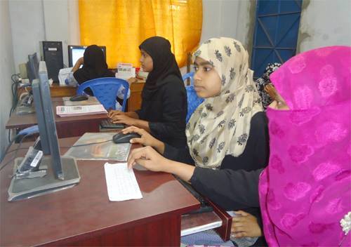 OBATHelpers's tweet image. #Youngwomen learning #computerconcepts at #OBATs computer #trainingcenter
#Training #trainingsession #education