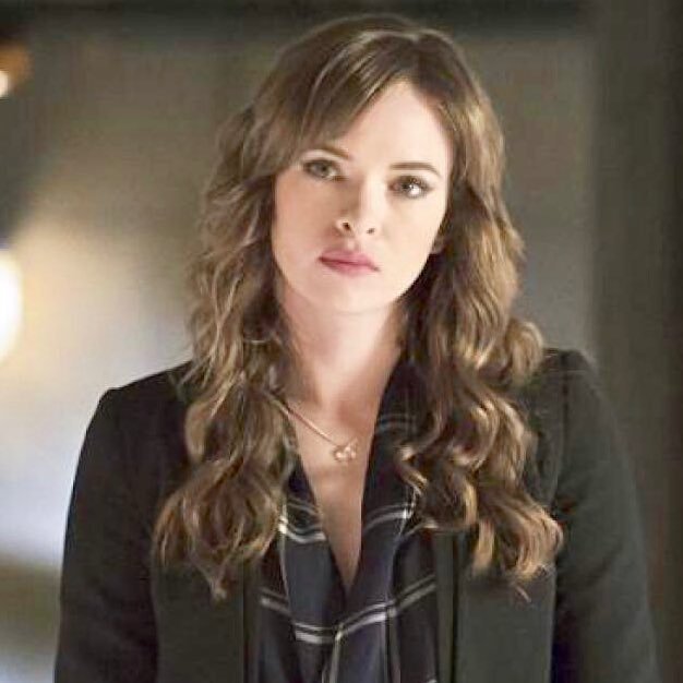 Caitlin Snow (@killerfrost202) on Twitter photo 