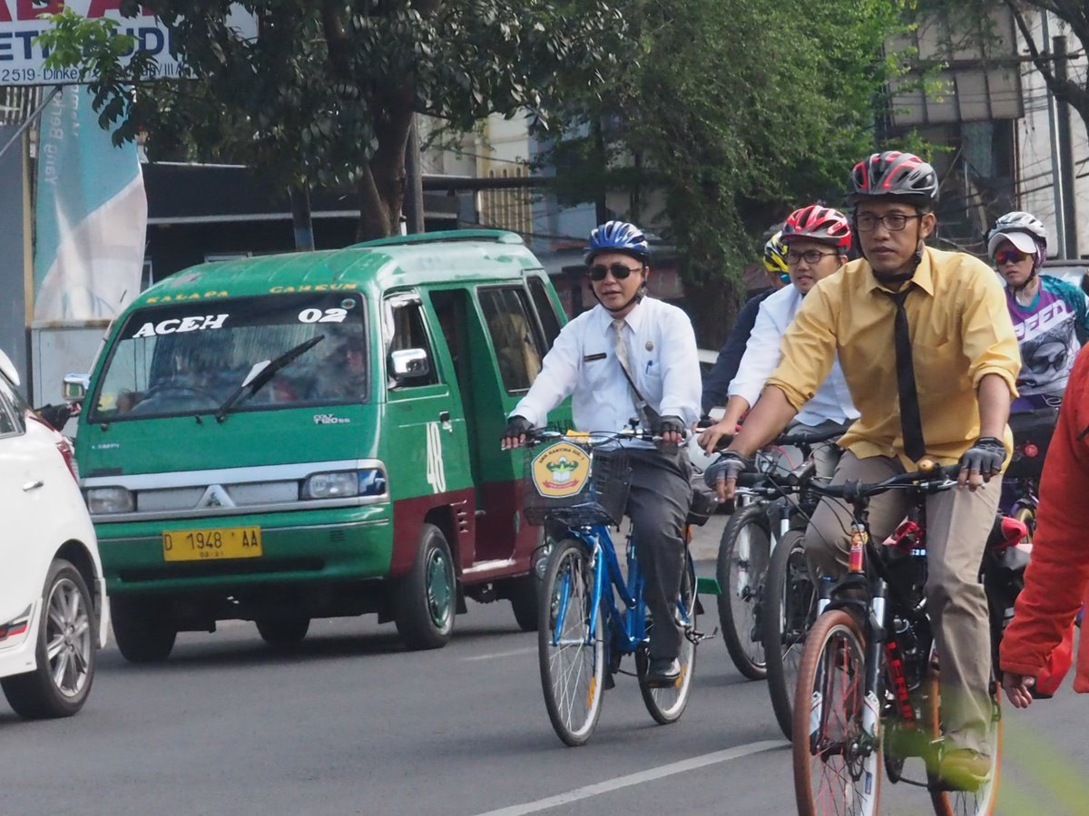 Jumat itu selalu ada cerita dipagi hari, saat mengayuh 🚲 ke tempat kerja beriringan
#Bike2Work
#BandungBersepeda
#IndonesiaBersepeda