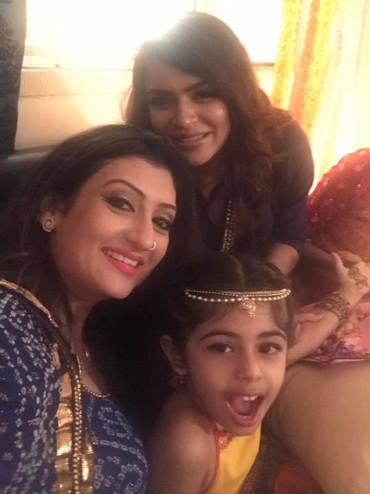 HuJuRockz's tweet photo. [S:1][Pics]at @iaashkagoradia and #Brent Engagement Mahendi function,@iamjuhiparmar with Samairra,@Roymouni and @sanaak21 #FBPost https://t.co/p7mBbtxjOK