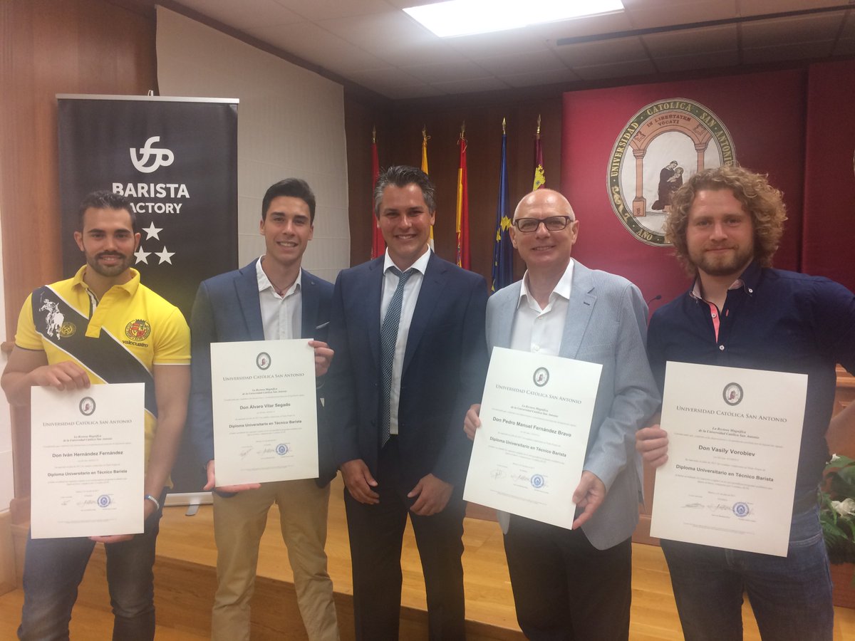 Barista_Factory's tweet photo. Ayer entregamos diplomas de Barista Factory 1 estrella y 2 estrellas en la @UCAM ¡Enhorabuena a todos los baristas! https://t.co/KQCjP3NUo9