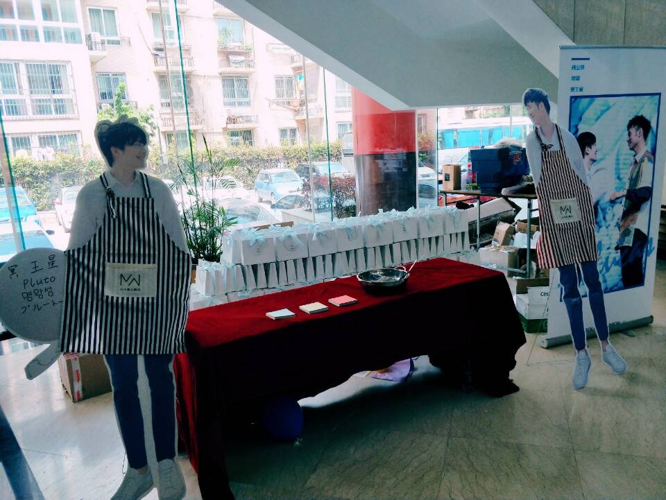 LEOLUCAS_UNION's tweet photo. Plutos! Time to collect your give-aways! Priority for Plutos who group purcahsing with @mingwang_bar ❤

#LeoLucas #0728NanjingFM #밍왕 #明望 https://t.co/DhU70npcdE