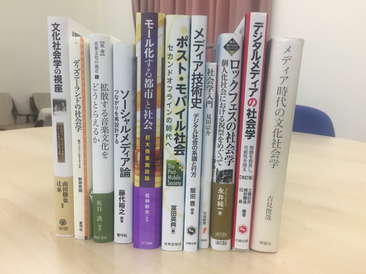 愛知大学文学部社会学コース Twitterissa 大久保ゼミの3年生では それぞれ興味のあるテーマについて文献報告とディスカッションを行い メディア社会学の視点から研究しています 4年生は各自卒論テーマ報告とディスカッションを行っています 普段のゼミは 愛知大学文学部社会学コース Twitterissa 大久保ゼミの3年生では それぞれ興味のあるテーマについて文献報告とディスカッションを行い メディア社会学の視点から研究しています 4年生は各自卒論テーマ報告とディスカッションを行っています 普段のゼミは