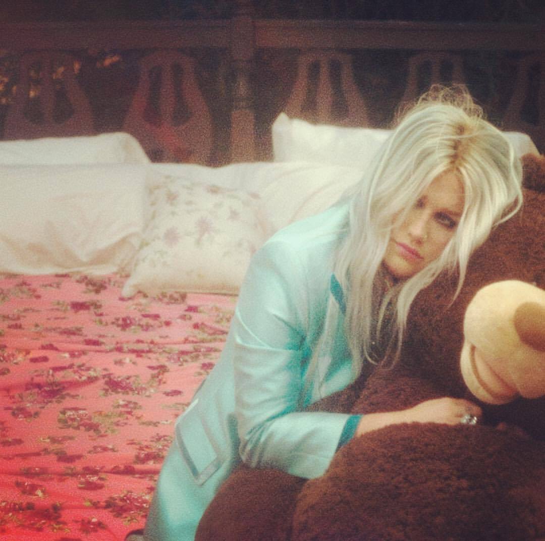 KeshaRose's tweet photo. #learntoletgo !video out now! https://t.co/LDpD1Ui8iA