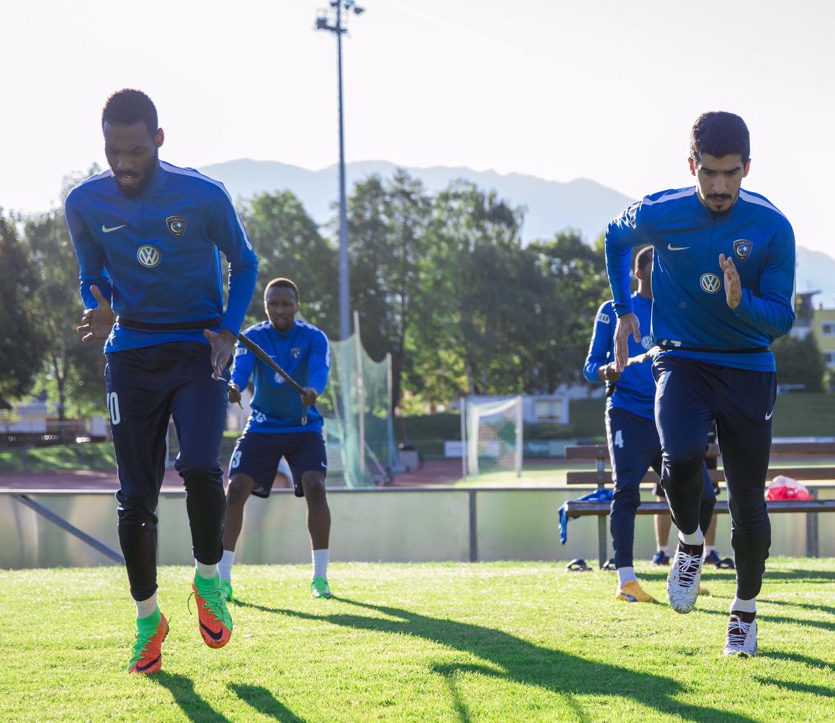 Alhilal_FC's tweet photo. بدأ الجهاز الفني لفريق #الهلال الحصة التدريبية بتدريبات الإحماء، تلاها تطبيق عددًا من التدريبات البدنية واللياقية.
#الزعيم_الملكي_بالنمسا https://t.co/XWEKCWMxTv