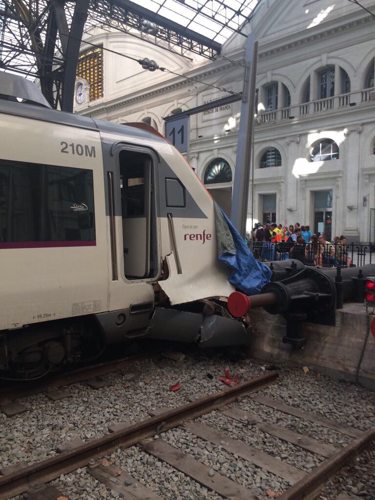 Cati_Societat's tweet photo. Així ha quedat el tren de rodalies que ha xocat a l'estació de França de Barcelona. Via @montsepoblet. En directe a https://t.co/PTrsN2aJPs https://t.co/MX1BfNC7bU