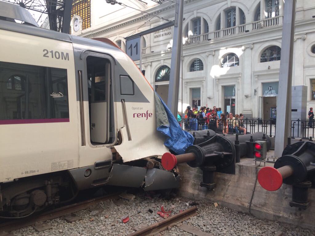 Cati_Societat's tweet photo. Així ha quedat el tren de rodalies que ha xocat a l'estació de França de Barcelona. Via @montsepoblet. En directe a https://t.co/PTrsN2aJPs https://t.co/MX1BfNC7bU