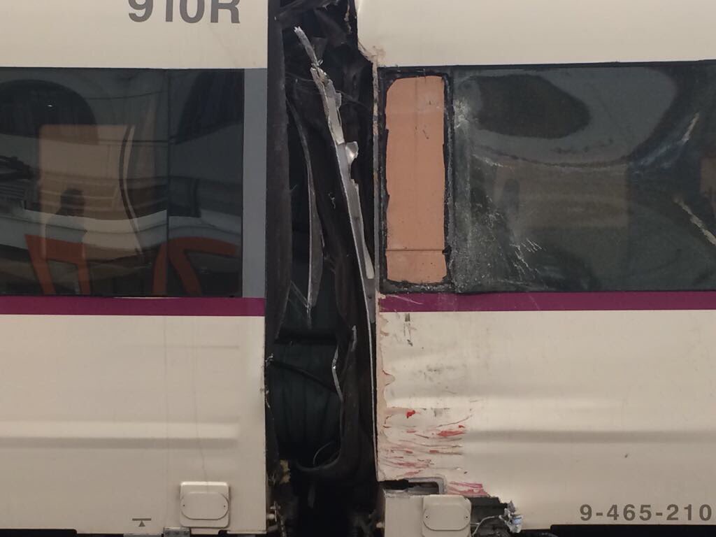 Cati_Societat's tweet photo. Així ha quedat el tren de rodalies que ha xocat a l'estació de França de Barcelona. Via @montsepoblet. En directe a https://t.co/PTrsN2aJPs https://t.co/MX1BfNC7bU