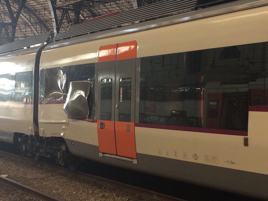 Cati_Societat's tweet photo. Així ha quedat el tren de rodalies que ha xocat a l'estació de França de Barcelona. Via @montsepoblet. En directe a https://t.co/PTrsN2aJPs https://t.co/MX1BfNC7bU