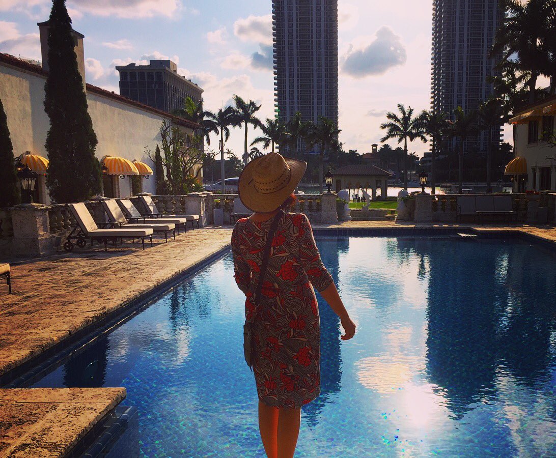 style_venturer's tweet photo. #flashbackfriday #miami 💙🌴🇺🇸
#miamibeach #florida #usa  #poolside #travelblogger #styleblogger #skyscrapers #skyline #sky #view #travel https://t.co/WPPqDT7sY9