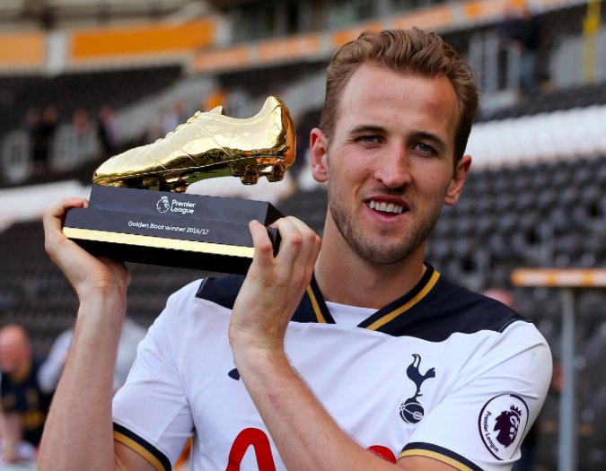 Sporf's tweet photo. Happy 24th Birthday @HKane! 🎂

⚽️ 2014/15: 31 Goals
⚽️ 2015/16: 28 Goals
⚽️ 2016/17: 35 Goals

"One-season wonder" 😉🔥 https://t.co/vTntpJoyCf