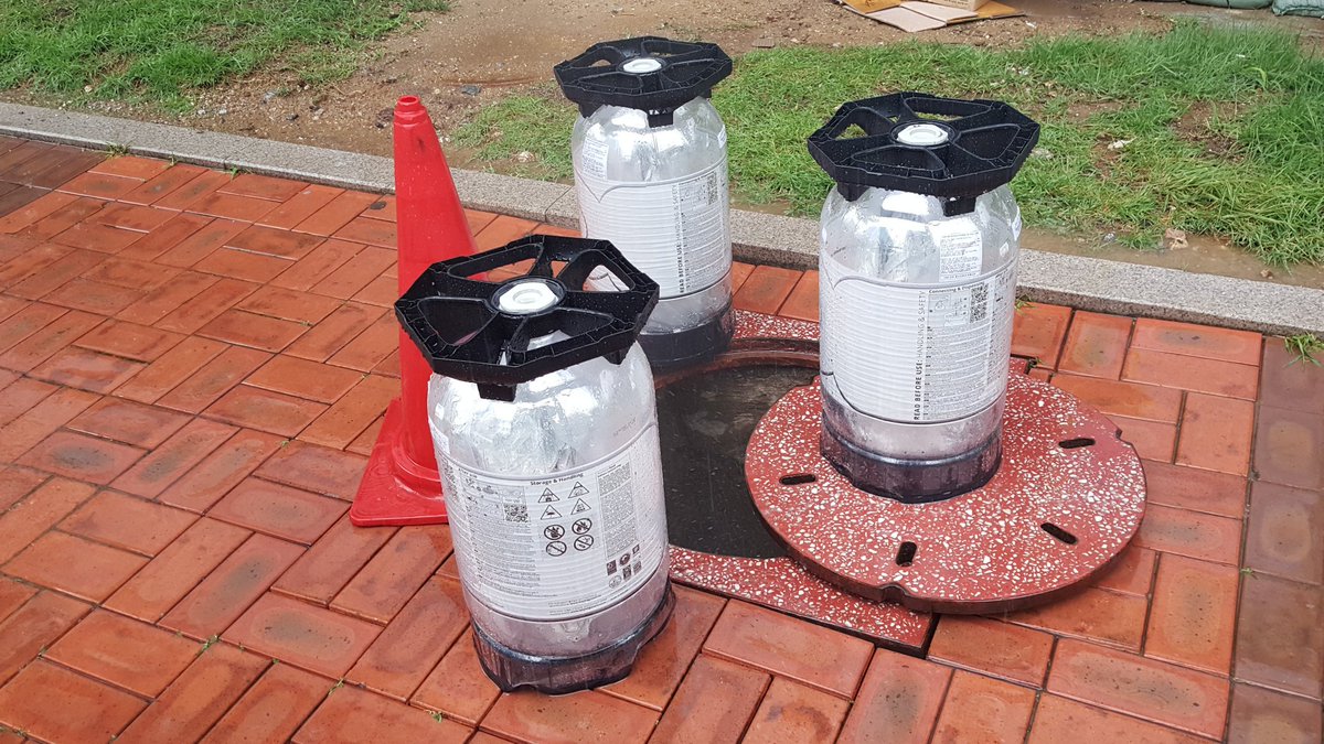 1pacers24's tweet image. 갑작스럽게 내린 비로 판교역 인근 맨홀이 비를 모두 흡수하지 못하고 주변 인도가 물에 고여, 맨홀 입구를 열고 임시조치 하였습니다.

안전을 위해 멘홀구멍 주변 장애물을 설치하였습니다.

도움을 주신 주변상가분들께 감사드립니다.

#성남시 #삼평동