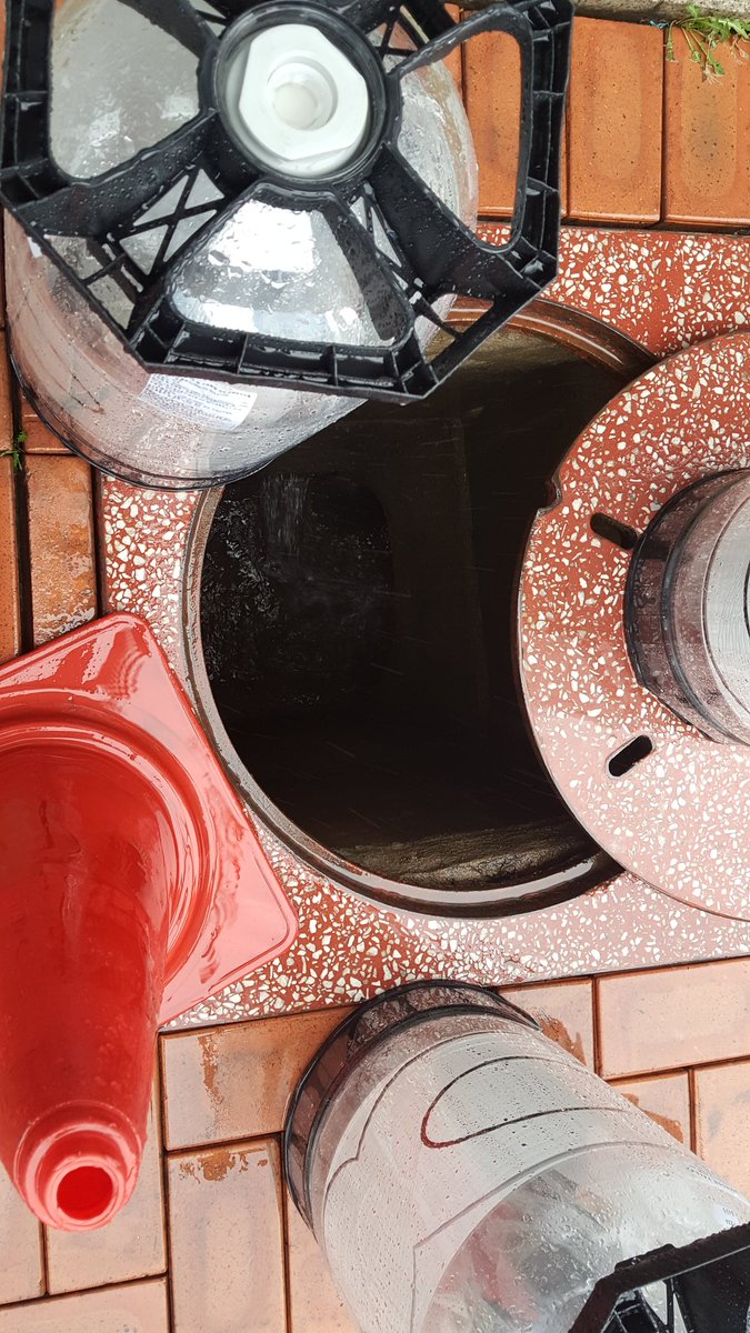 1pacers24's tweet image. 갑작스럽게 내린 비로 판교역 인근 맨홀이 비를 모두 흡수하지 못하고 주변 인도가 물에 고여, 맨홀 입구를 열고 임시조치 하였습니다.

안전을 위해 멘홀구멍 주변 장애물을 설치하였습니다.

도움을 주신 주변상가분들께 감사드립니다.

#성남시 #삼평동