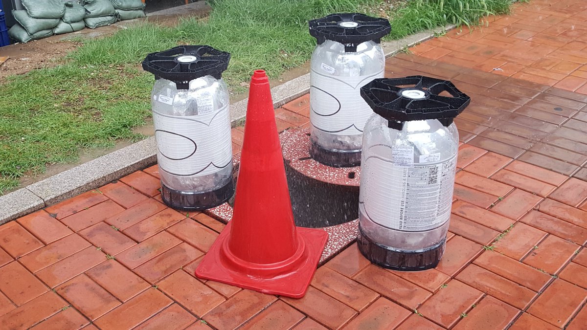 1pacers24's tweet image. 갑작스럽게 내린 비로 판교역 인근 맨홀이 비를 모두 흡수하지 못하고 주변 인도가 물에 고여, 맨홀 입구를 열고 임시조치 하였습니다.

안전을 위해 멘홀구멍 주변 장애물을 설치하였습니다.

도움을 주신 주변상가분들께 감사드립니다.

#성남시 #삼평동