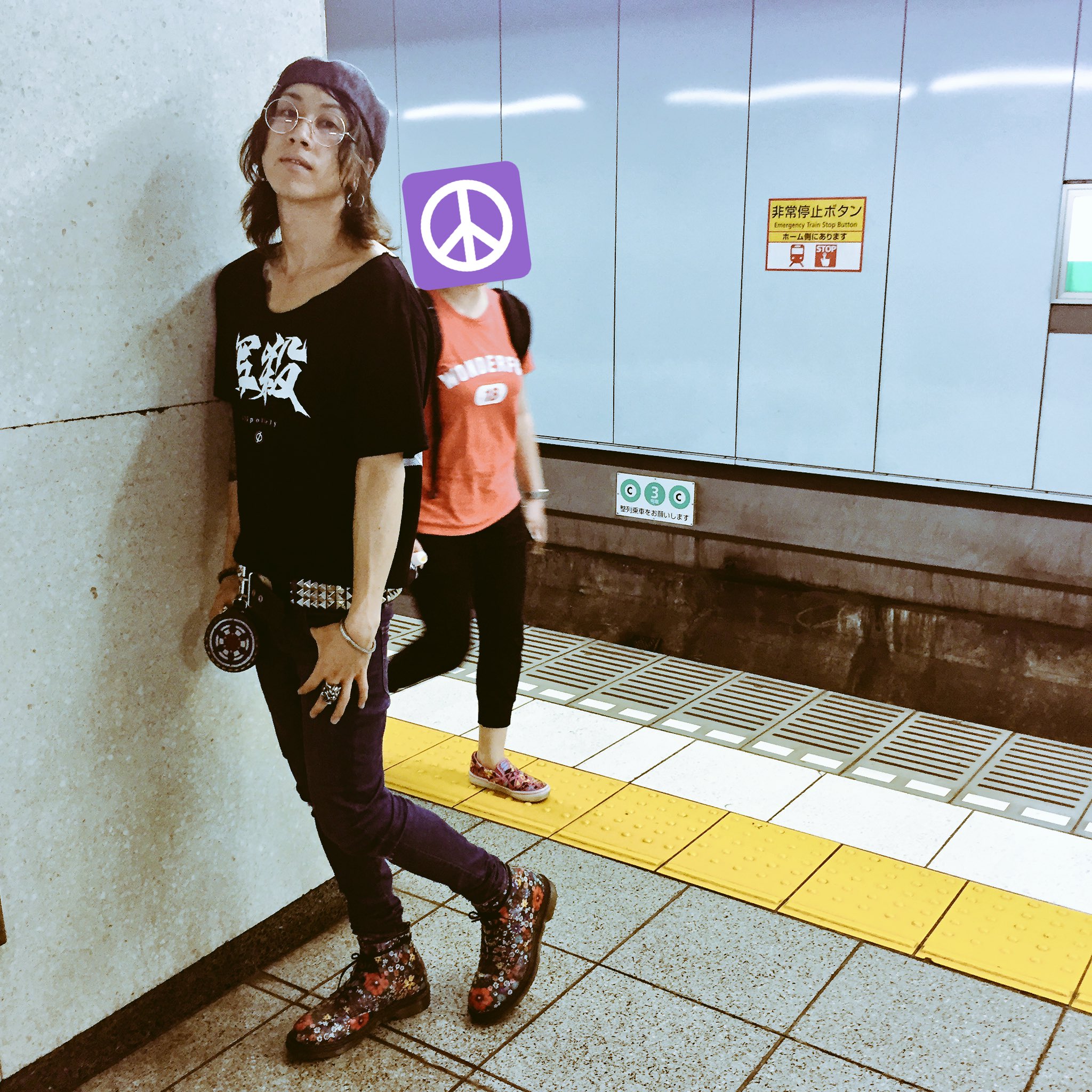 Twitter 上的 渋谷龍太 Super Beaver 昨晩撮影 かっこつけてると後ろから人が来る才能があります 荒くれ者の意匠 写殺tシャツを 行儀良くズボンにインしています T Co Uk5ww8wziz Twitter