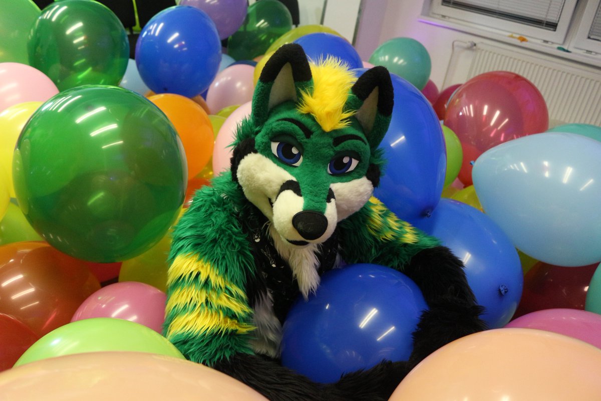 Khar0s's tweet photo. Balloons!
#FursuitFriday https://t.co/atvJvfp5Lc