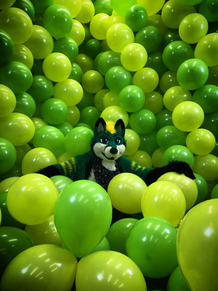 Khar0s's tweet photo. Balloons!
#FursuitFriday https://t.co/atvJvfp5Lc