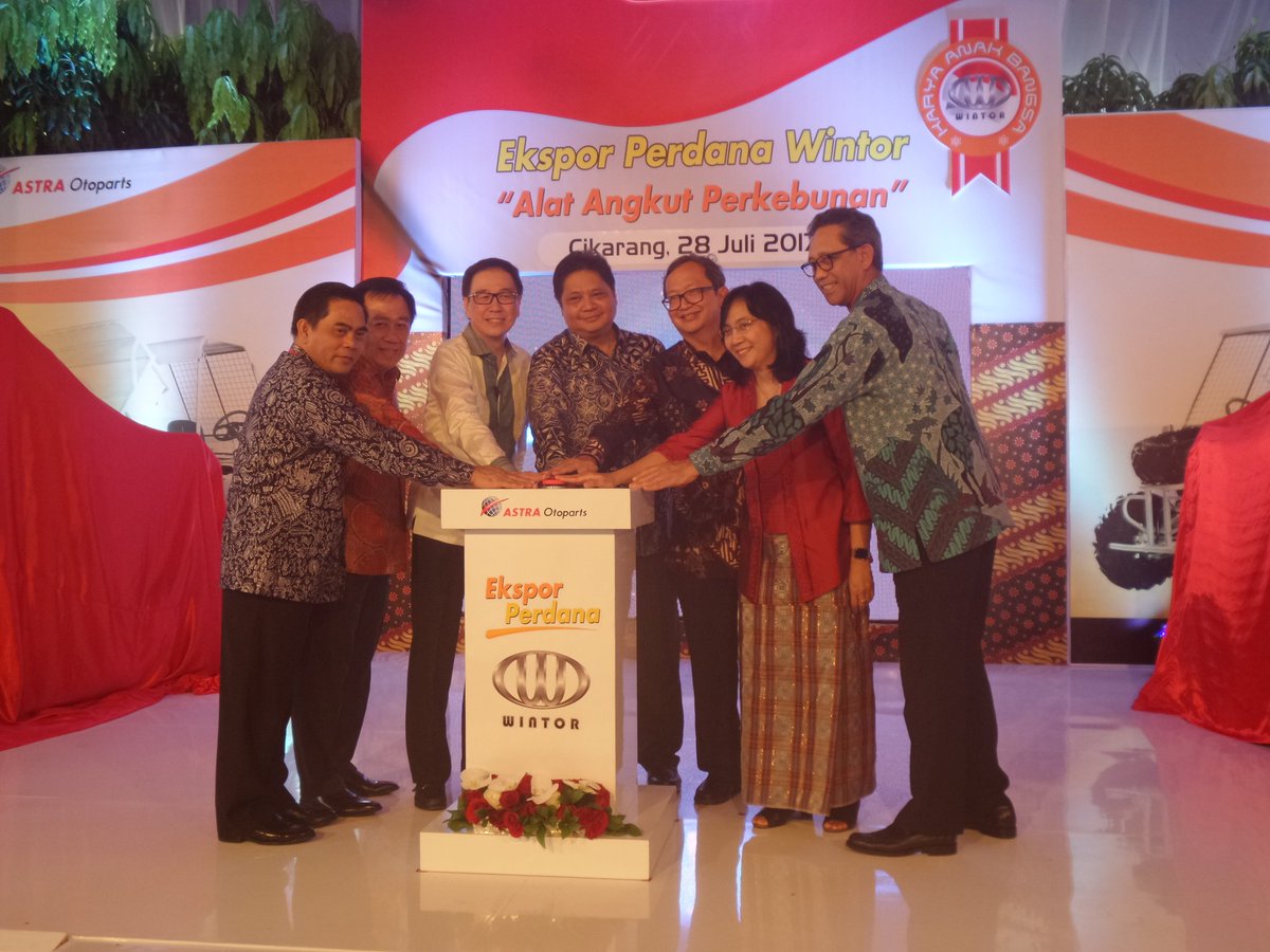 Kemenperin_RI's tweet photo. Menperin @airlangga_hrt memberikan sambutan dan meresmikan alat angkut perkebunan "Wintor" di Astra Otoparts, Cikarang (28/7) https://t.co/e1zJVWoHUq