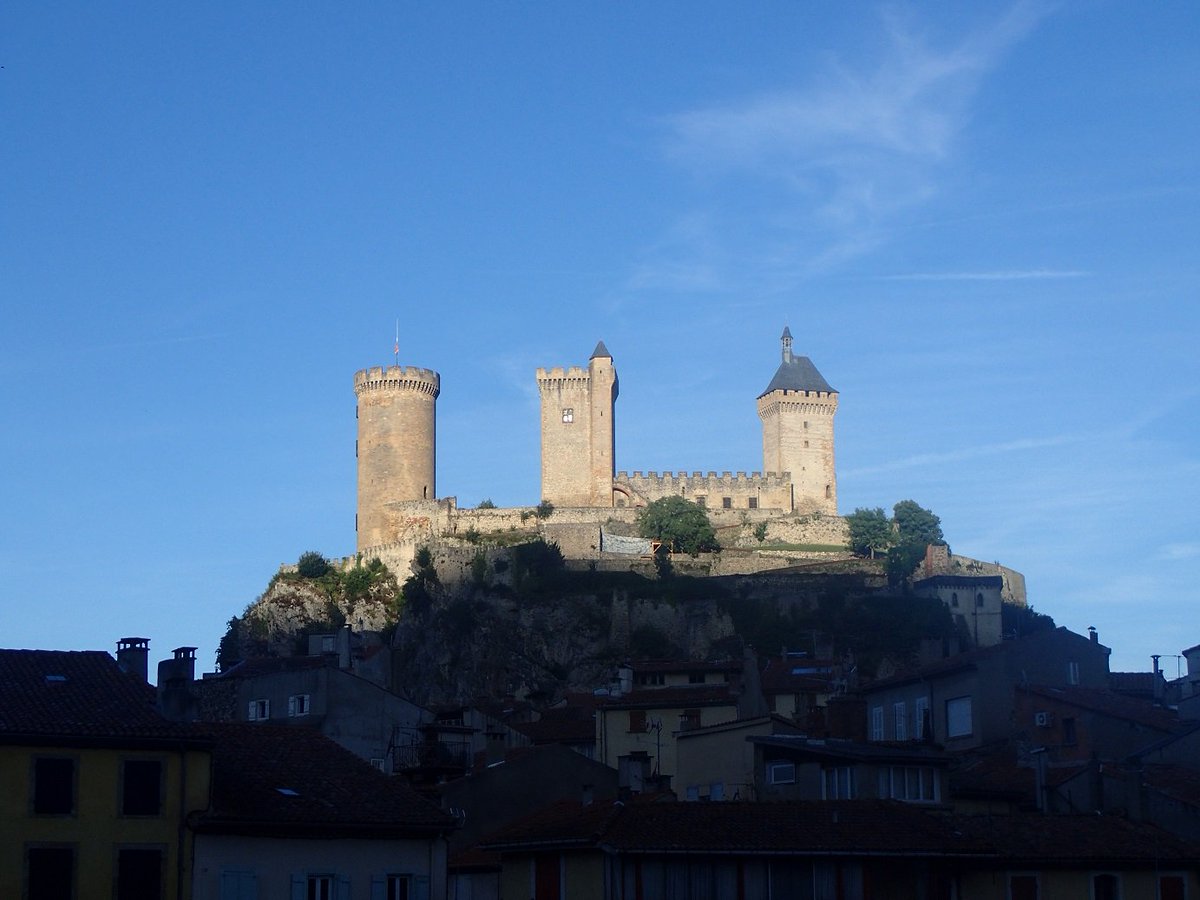 LaRebenne's tweet photo. #ChateauDeFoix : notre bureau :) Mais pour vous c'est le départ du #SentierCathare ou du Chemin des Bonshommes ! https://t.co/Xt4IFLCDcD https://t.co/bhkOV90IxN