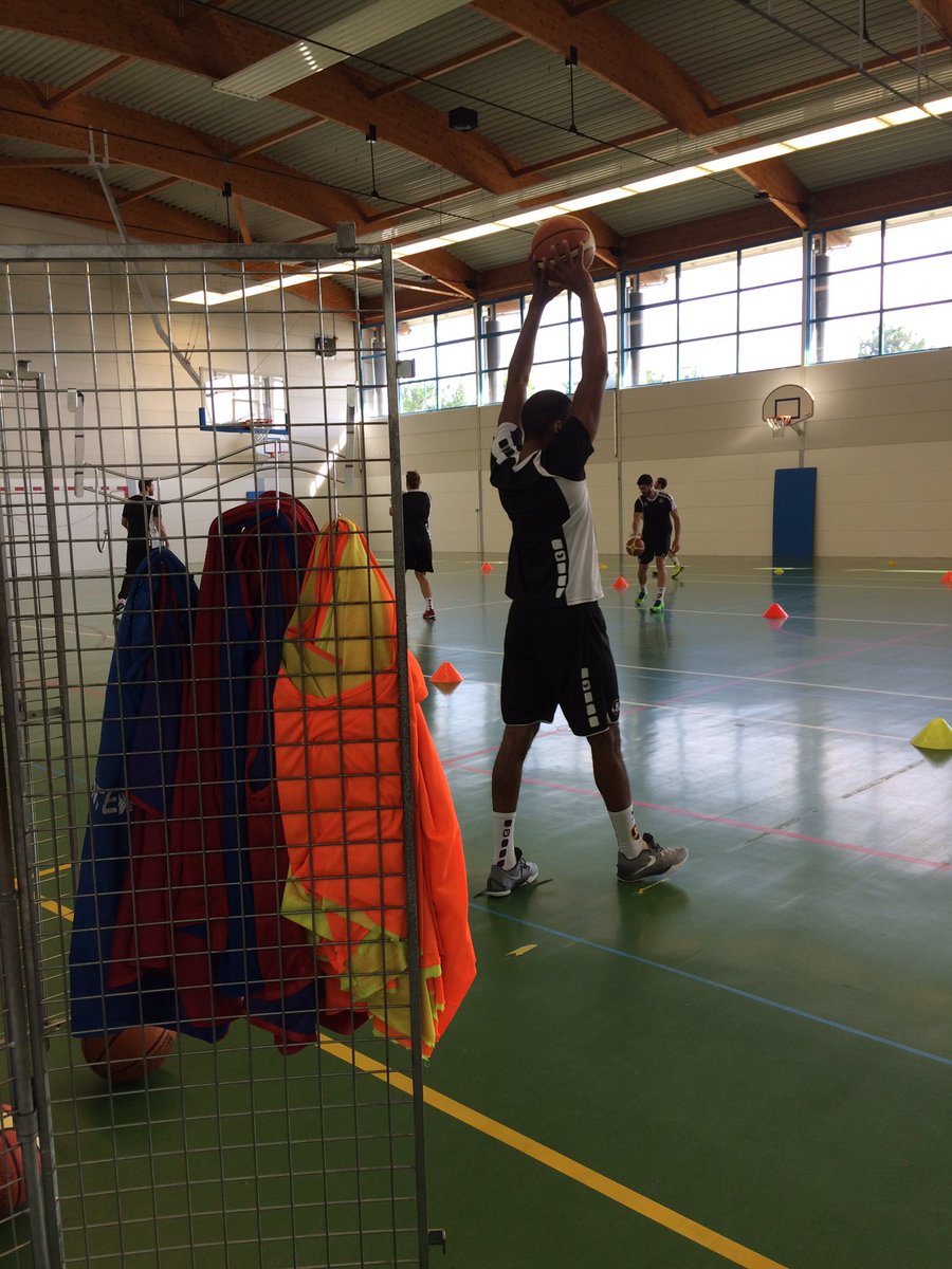 Gaelle22's tweet photo. Encore Du ballon rond Pour Le @HBCNantes , mais #forceOrange ! #basketball #prepa @bleuloireocean @OfSport44 @NantesSport https://t.co/eXKsXAdPcY