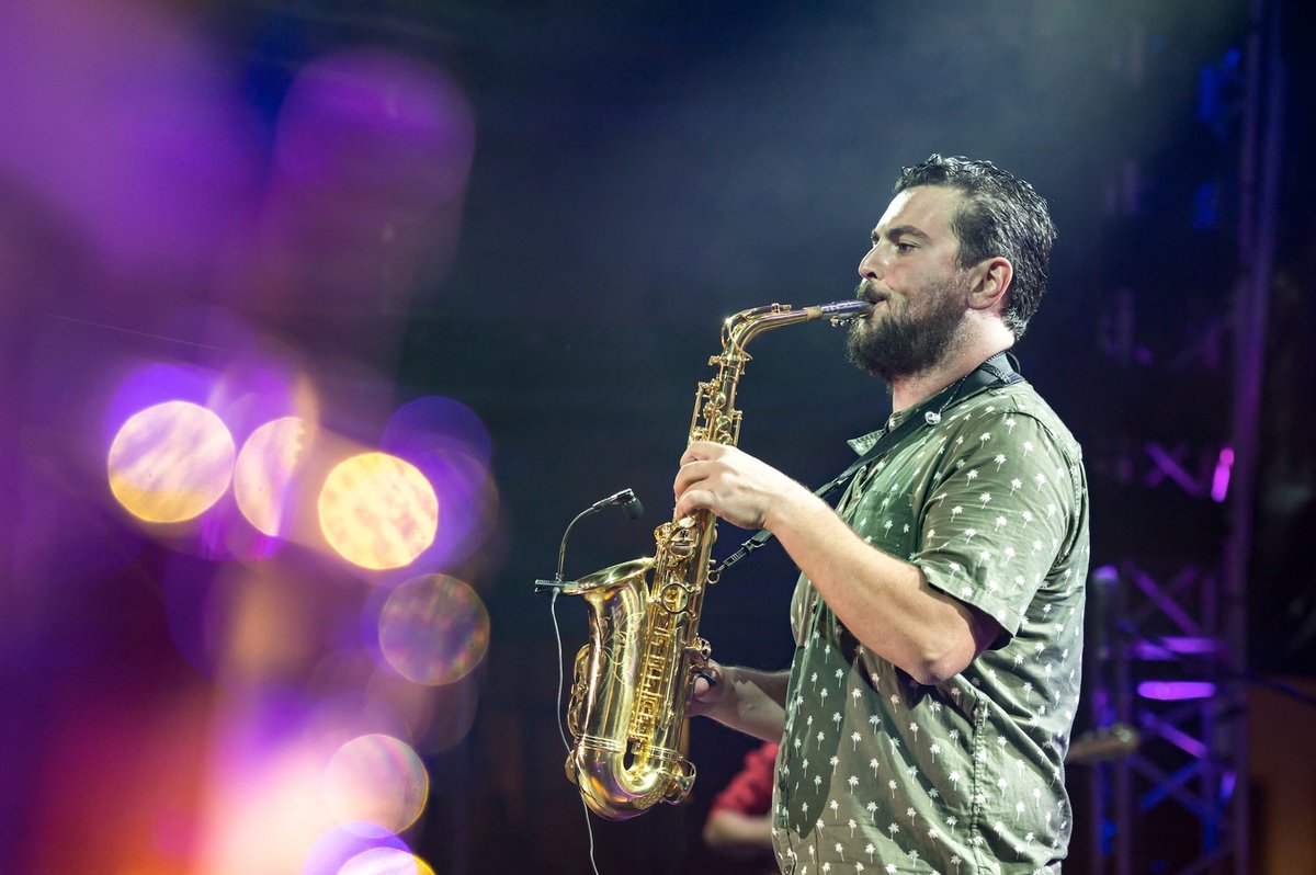 Σήμερα φοράμε όλοι παπούτσια για χορό και δίνουμε ραντεβού στη Πλατεία Αγίων Αποστόλων στον Ωρωπο για ένα live με δωρεάν είσοδο!