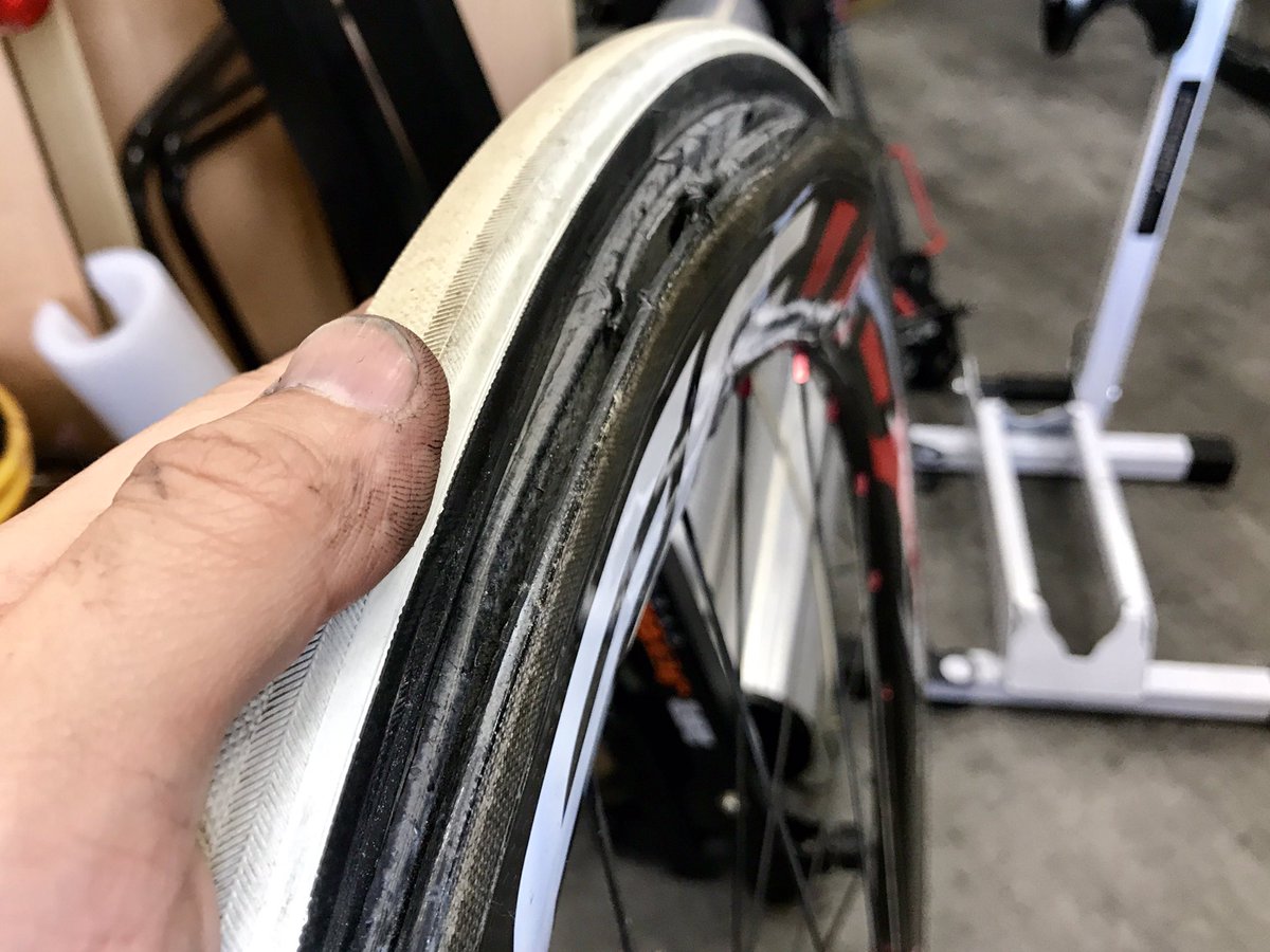 伊藤忠孝 せとしなのサイクル店主 Twitterren カーボンホイールのブレーキの掛け方には十分ご注意を 緩くでもブレーキ掛けっぱなしで下ると 熱でこうなります メリハリつけた余裕あるブレーキングでどうぞご安全に お怪我等なくてよかった ３