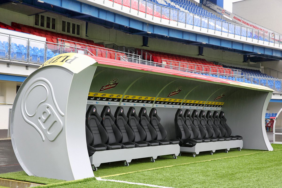 SportBuzzBizz's tweet photo. Activation – Le FC Viktoria Plzen transforme son banc des remplaçants en canette de bière de la marque Gambrinus : https://t.co/1z0J0x72cZ https://t.co/ZHhK935ukm