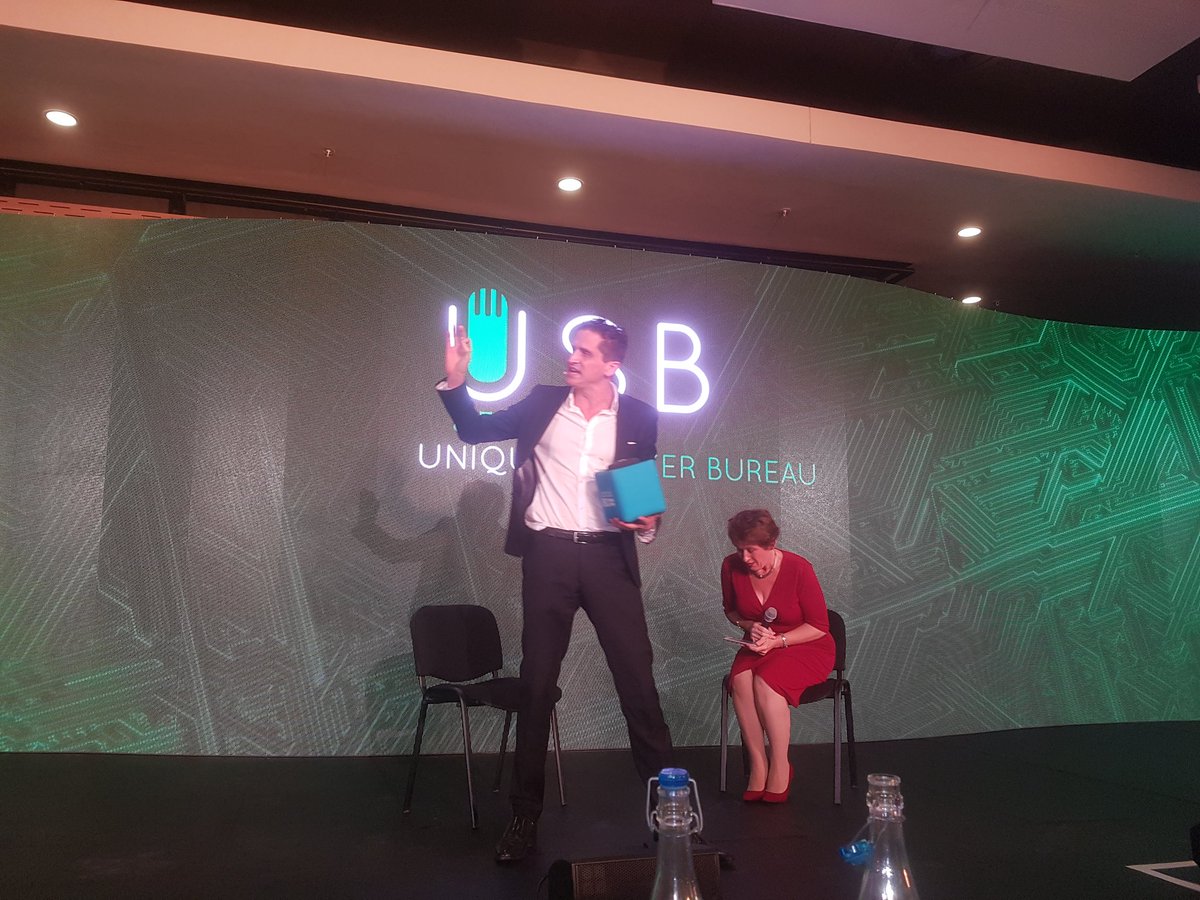 pearl_nel's tweet photo. Always such Incredible #energy from @JustinPresents 😊 Says we r all #gurus. "Best way to learn is to teach. Share unique expertise." #usb17 https://t.co/YH8Xbx4yvW