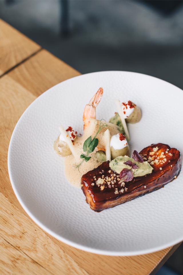 Crispy pork &amp; gamba, een van de nieuwe voorgerechten in Capriole Café met langzaam gegaard Livar buikspek gemarineerd in Capriole koffie.