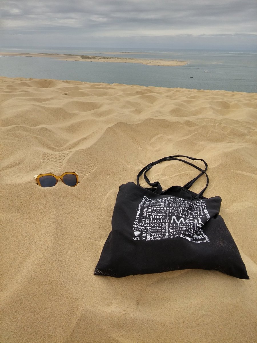 Gledalisce_MGL's tweet photo. Našli smo MGL vrečko, okroglo in debelo, se je skrivala na otoku, sredi oceana. 🎵🌊🌴🐳
#potujemo #gremovmgl https://t.co/xjKHNJo6XE