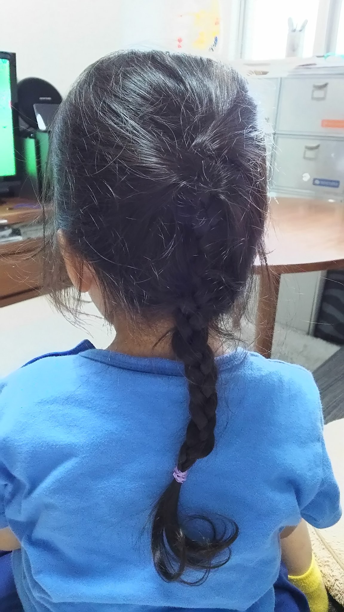ピロ式 最近 子供が ありのーままのー の髪型 エルサの三つ編み して って言ってくるんだけど 自分 不器用だから ゴメンねって保育園に送り出すけど お迎えに行くとすばらしくきれいに三つ編みされて帰ってくる 先生すごいよなー 感謝感激感謝
