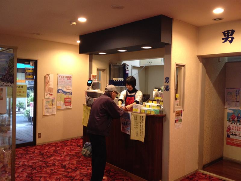 東京銭湯 Tokyo Sento Twitterren 銭湯での仕事とは フロント 番台仕事はこんな感じ 梅の湯栗田氏 小杉湯ホナミさん 蒲田温泉美月さんで飲みながら対談してもらいました 銭湯で働きたい人必見 銭湯で働くってどんな感じ 銭湯で働くメンバーで番台座談会を