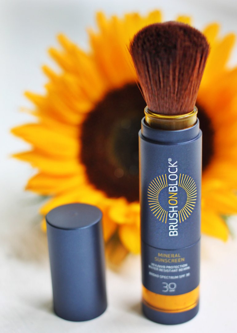 BrushOnBlock's tweet photo. Everyday sun protection that is #hypoallergenic, #messfree and #sensitiveskinfriendly! https://t.co/EeC8zXNfni #BrushOnBlock #DailySunscreen https://t.co/pswIUAUmDd