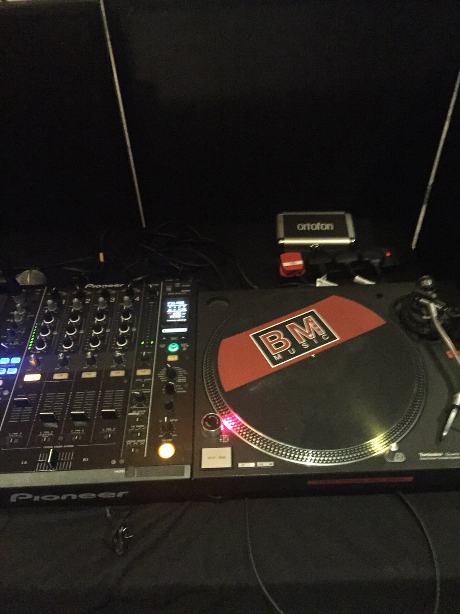 barryslounge's tweet photo. The decks are clear ... but not for long ! #OpenVinylNight #TheHospitalClub #UncleVibes https://t.co/F95az5QkQY https://t.co/2iw3FeUr1Q