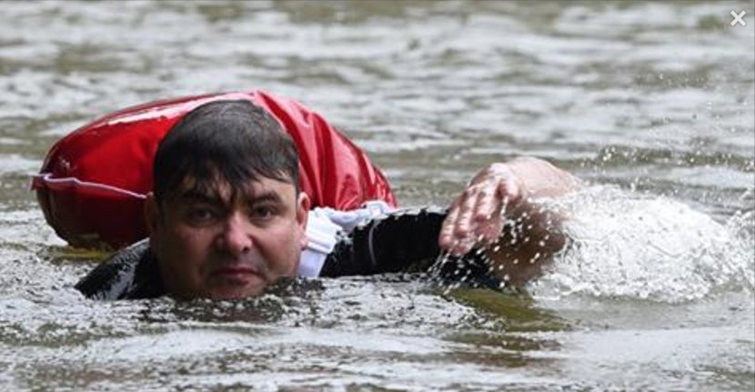 therealautoblog's tweet image. To avoid traffic, this guy swims to work: bit.ly/2vnyS50