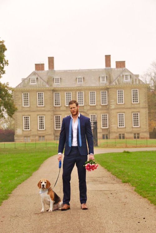 Things are escalating quickly here, hear Highgarden.  Habe a fancy lad and his fancy pup.  I found these flowers nearby.  #DickonNotRickon