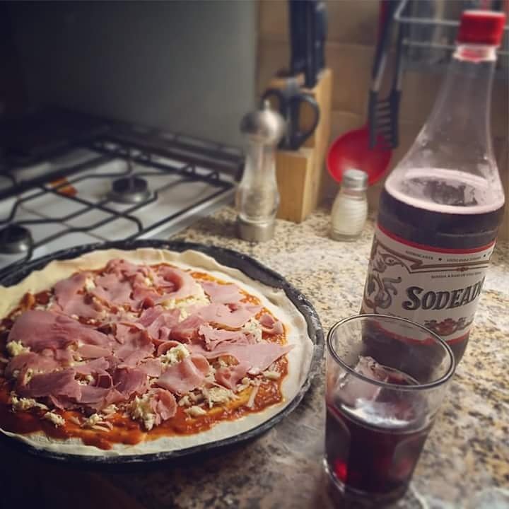 SodeadoArg's tweet photo. Hoy es Viernes de #pizza y #sodeado. 

Conseguilo en @gobaroficial y en el kiosco de tu barrio. #vinoconsoda #natural #refrescante https://t.co/rHy7kAUC9V