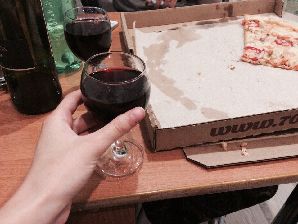 ObsessedEst's tweet image. 🍷🍷🖤