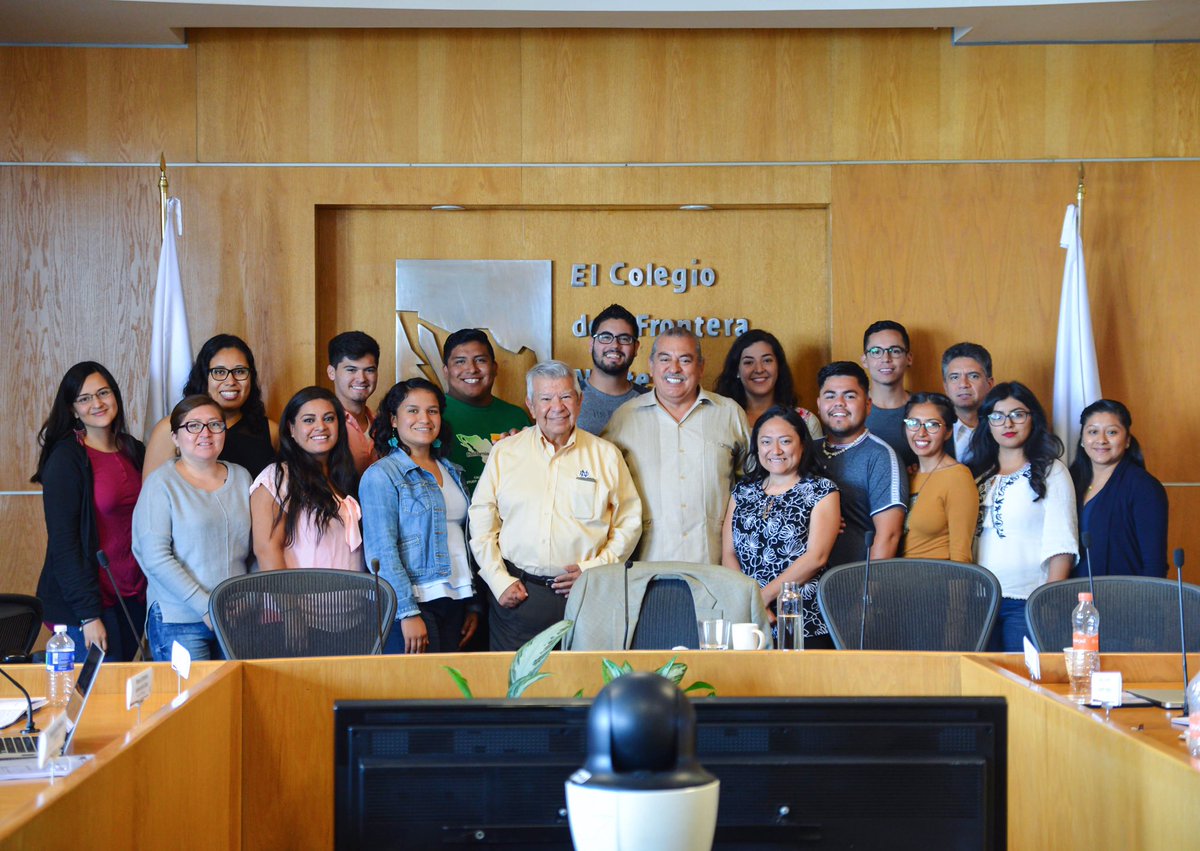 CalMexCenter's tweet photo. #Dreamers from the #CMDSummer2017 #DreamersStudyAbroad program taking a summer class at @elcolef w/ Dr. Jorge Bustamante 📚🇲🇽🌎 #SiSePuede https://t.co/eJHHaUDuc6